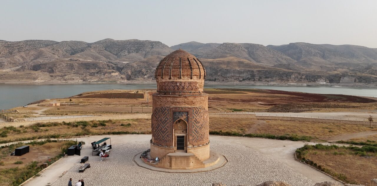 Batman'da birçok medeniyete ev sahipliği yapan Hasankeyf ilçesindeki tarihi yapılar