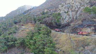 Hatay'ın merkez Antakya ilçesinde dün çıkan orman yangını havadan ve