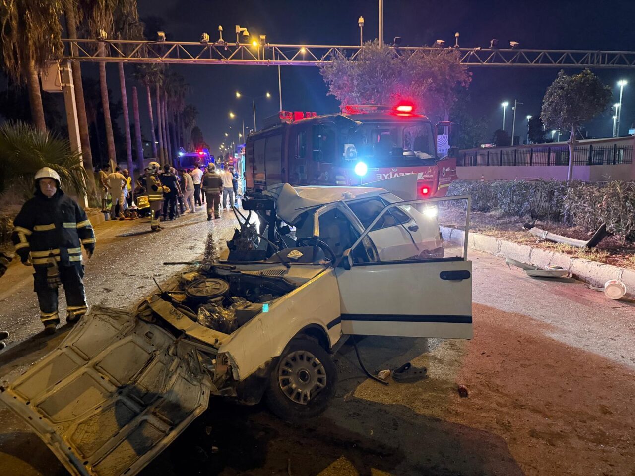 Hatay'ın İskenderun ilçesinde kamyonla çarpışan otomobildeki 1 kişi hayatını kaybetti,