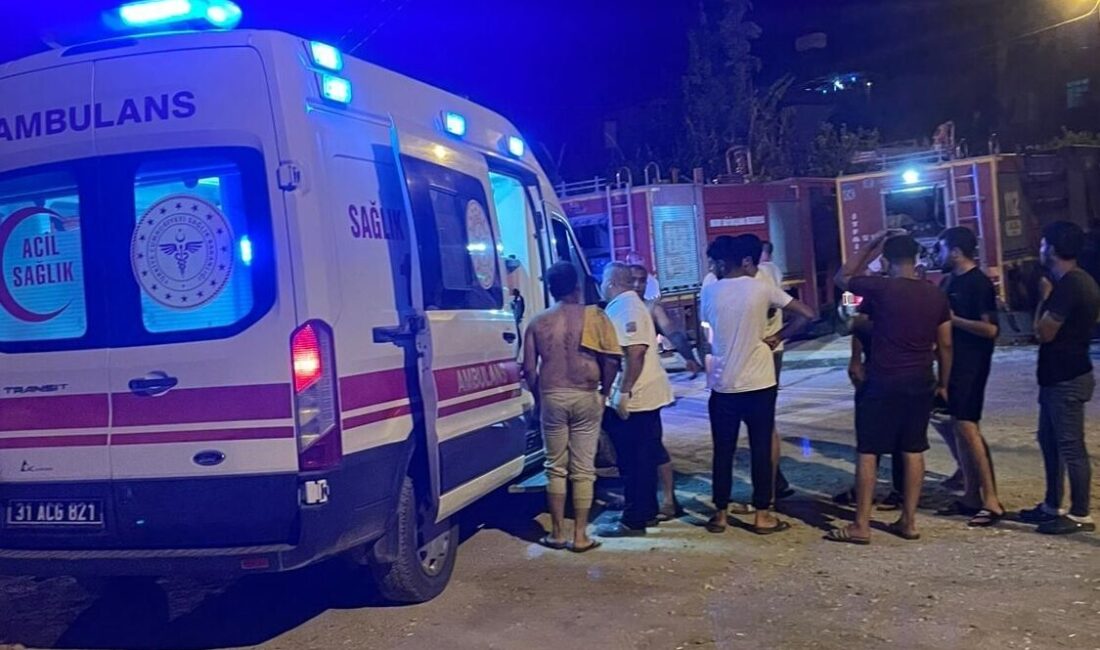 Hatay'ın Samandağ ilçesinde otelde çıkan yangında dumandan etkilenen 11 kişi