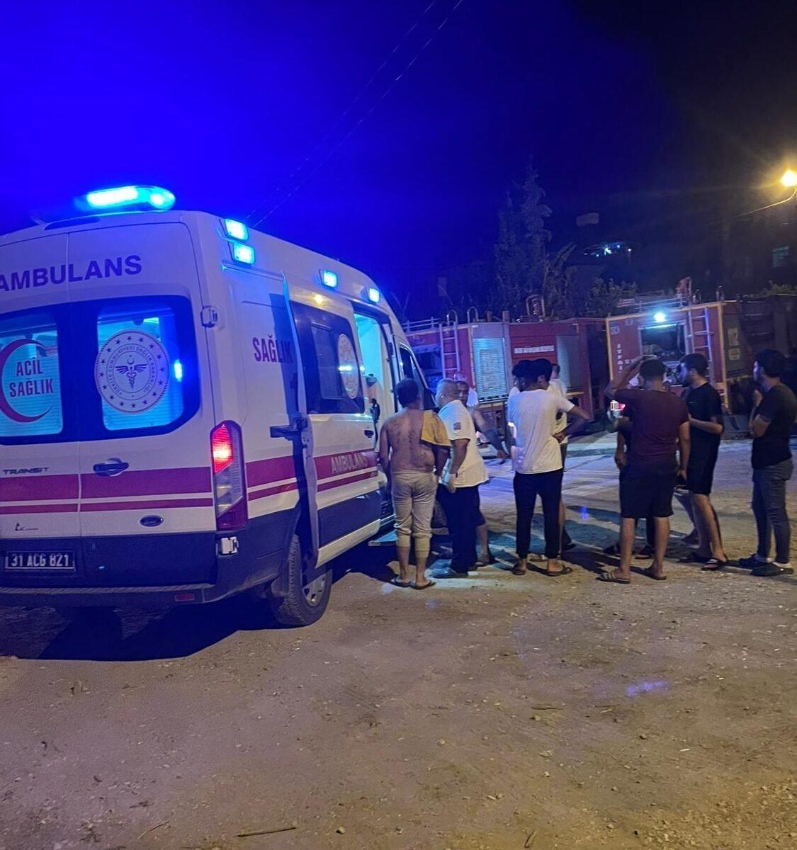 Hatay'ın Samandağ ilçesinde otelde çıkan yangında dumandan etkilenen 11 kişi