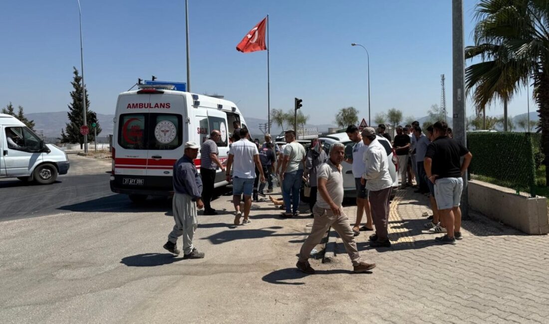 Hatay'ın Hassa ilçesinde otomobil ile çekicinin çarpışması sonucu 3 kişi