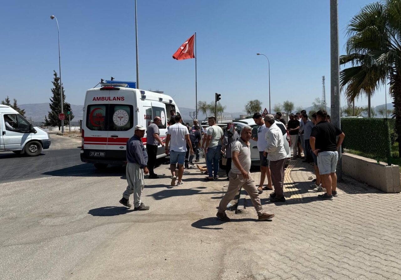 Hatay'ın Hassa ilçesinde otomobil ile çekicinin çarpışması sonucu 3 kişi
