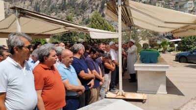  Hatay'ın Hassa ilçesinde otomobil ile çekicinin çarpıştığı trafik kazasında hayatını