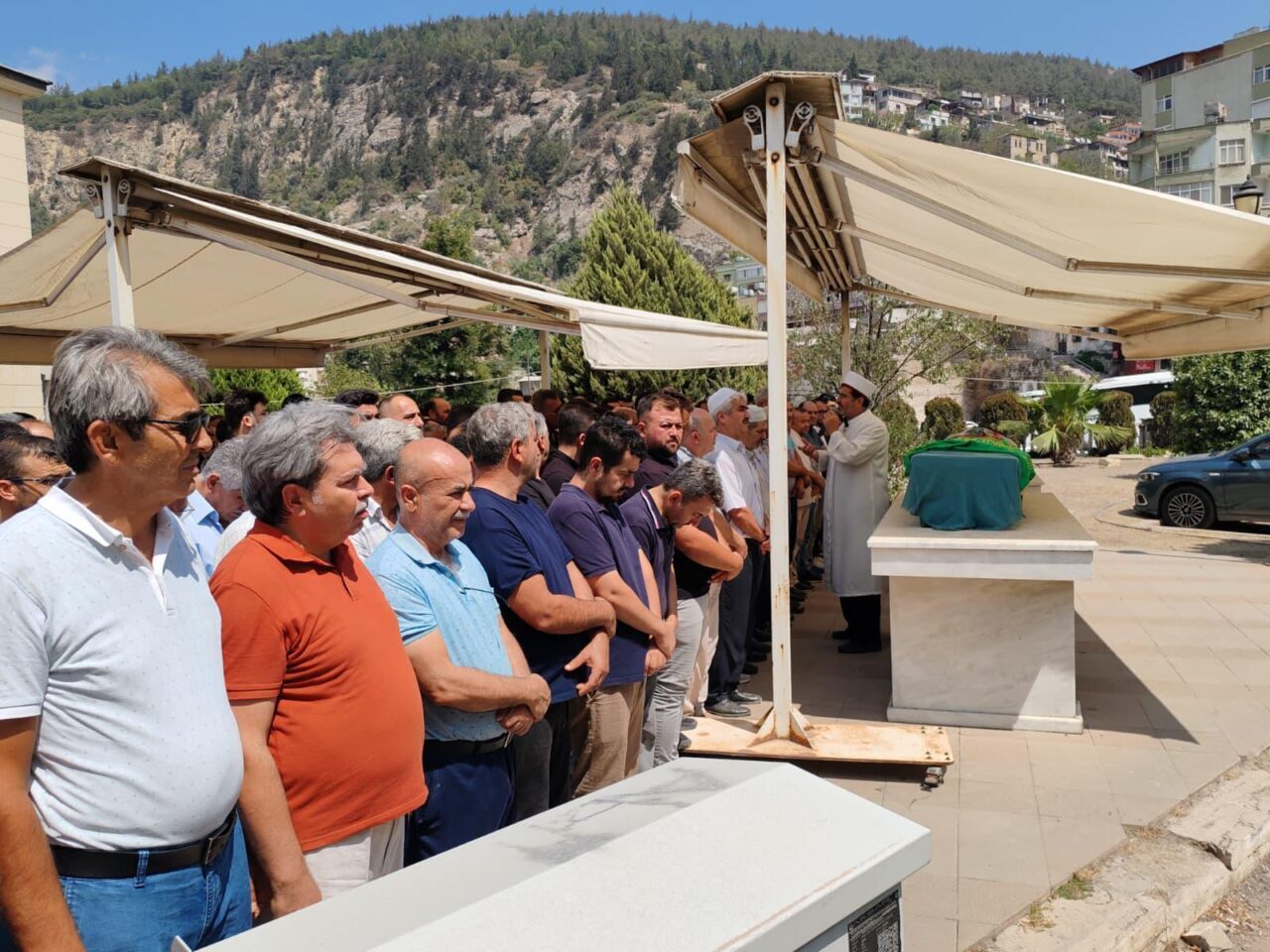  Hatay'ın Hassa ilçesinde otomobil ile çekicinin çarpıştığı trafik kazasında hayatını