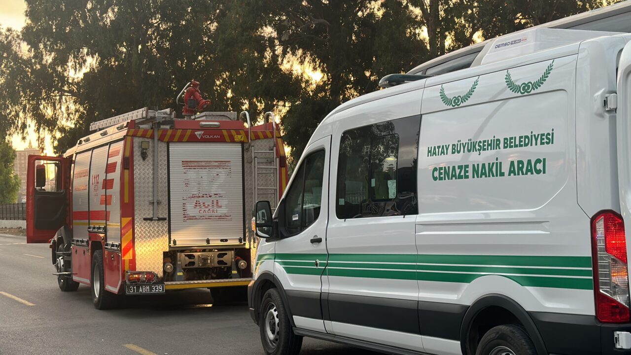 Hatay'ın İskenderun ilçesinde otomobilin motosiklete çarpması sonucu seyir halindeki otobüsün