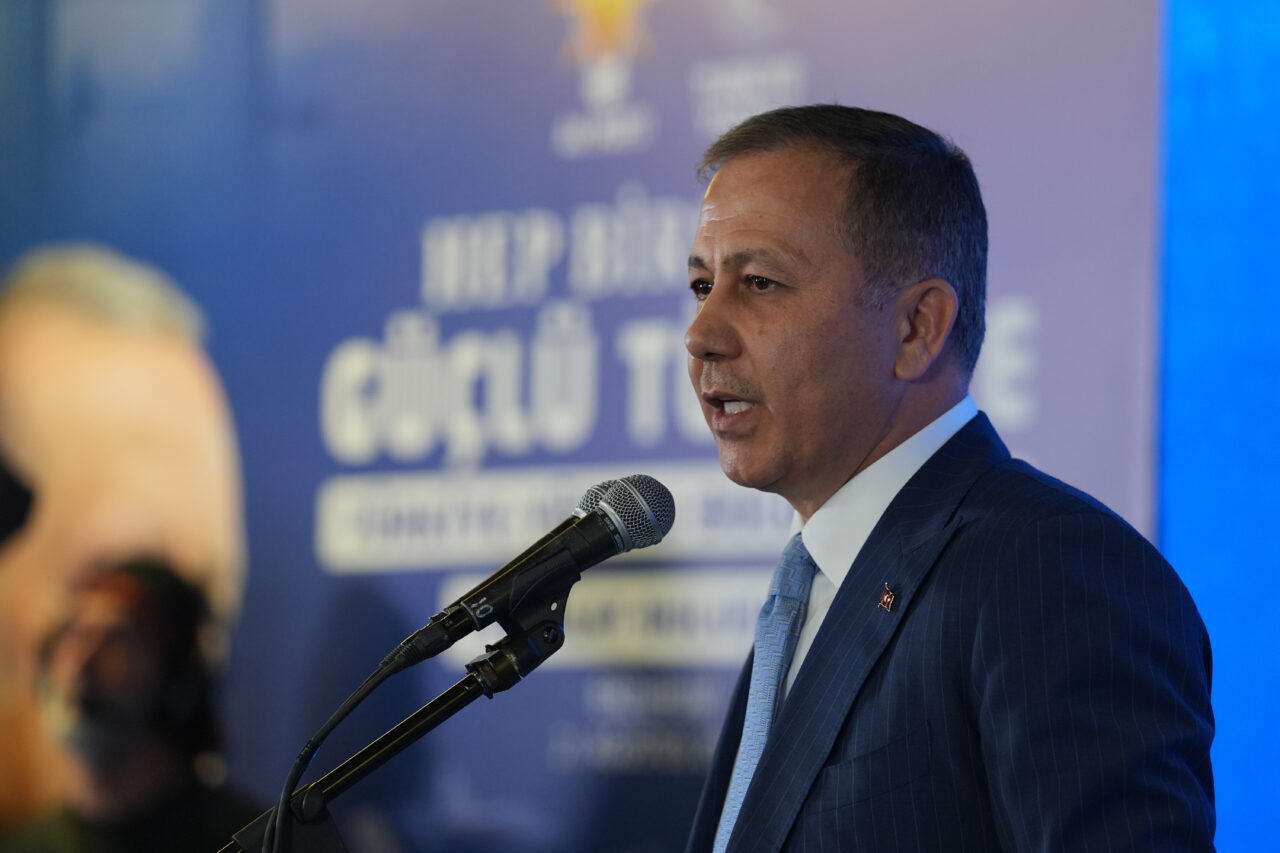  İçişleri Bakanı Ali Yerlikaya, Balıkesir Sındırgı ilçesinde meydana gelen 6,1