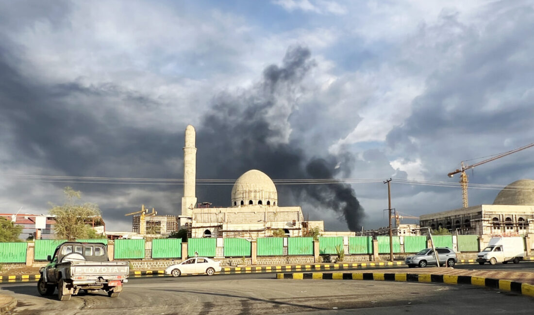  İsrail ordusunun, Yemen'in başkenti Sana'ya düzenlediği hava saldırılarında 2 kişi