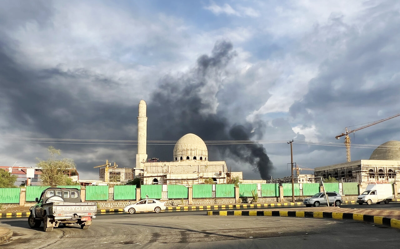  İsrail ordusunun, Yemen'in başkenti Sana'ya düzenlediği hava saldırılarında 2 kişi