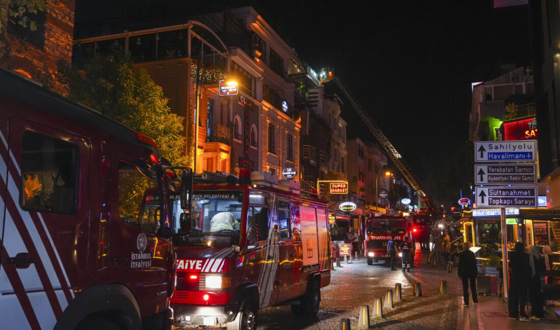 İstanbul'un ilçesi Fatih'te bir otelde çıkan yangın itfaiye ekiplerince söndürüldü.