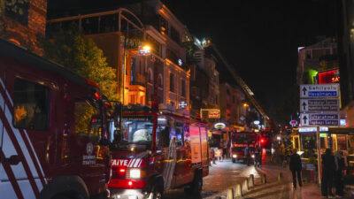 İstanbul'un ilçesi Fatih'te bir otelde çıkan yangın itfaiye ekiplerince söndürüldü.