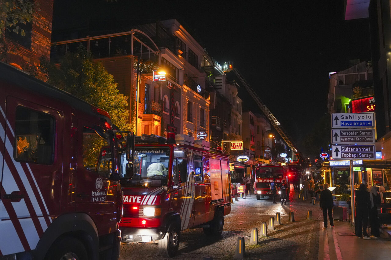 İstanbul'un ilçesi Fatih'te bir otelde çıkan yangın itfaiye ekiplerince söndürüldü.
