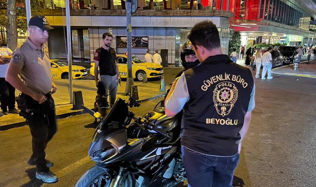  İstanbul'da polis ekipleri, asayişin sağlanması ve suçların önlenmesi amacıyla "huzur"