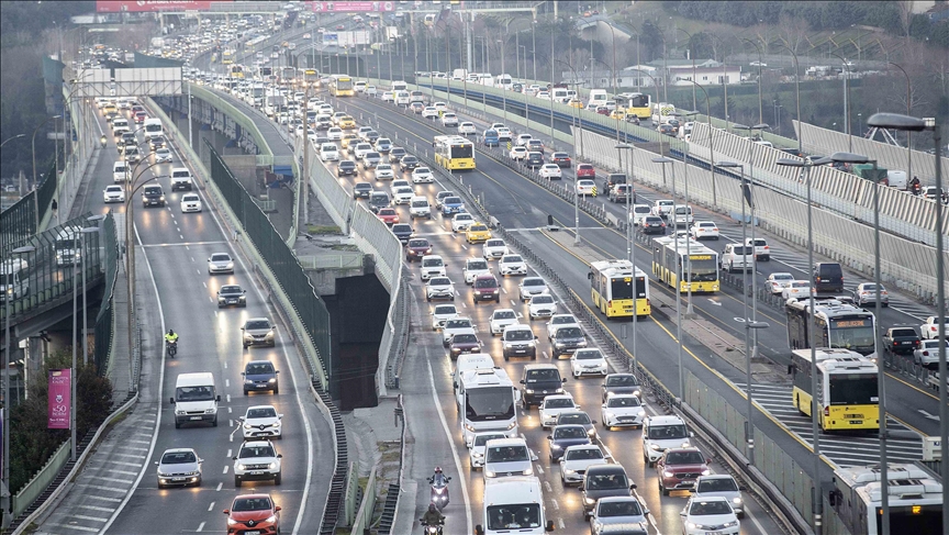İstanbul Beykoz'da, araçlarıyla konvoy oluşturup meşale yakarak trafik akışını tehlikeye