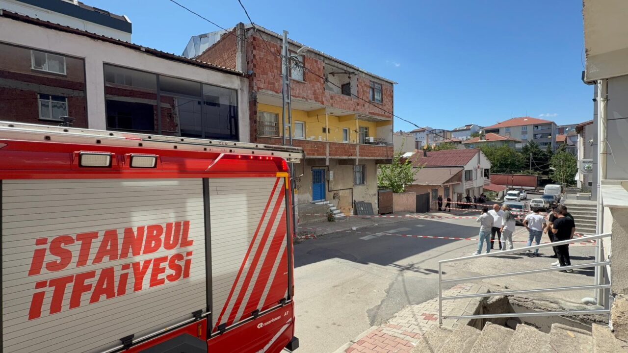 İstanbul'un ilçesi Sultanbeyli'de 3 katlı bina, çökme riski bulunduğu gerekçesiyle