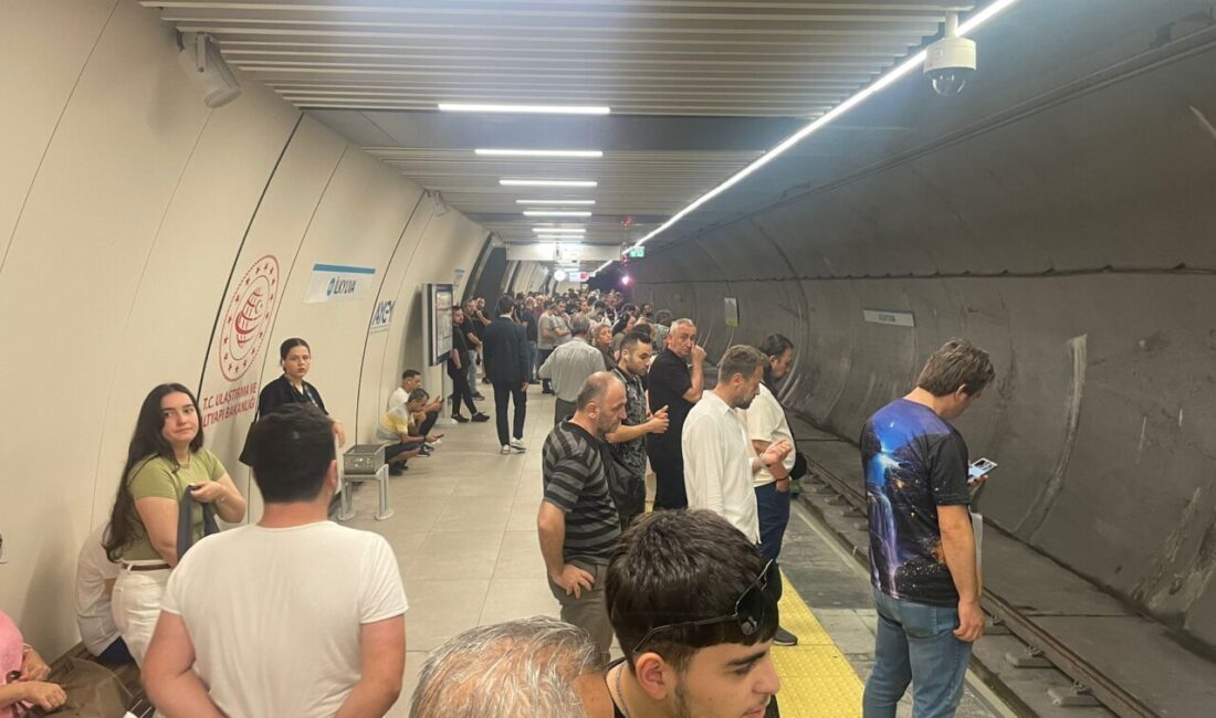 İstanbul'da M3 Bakırköy-Kayaşehir Metro Hattı'nda teknik arıza nedeniyle yoğunluk yaşanıyor.