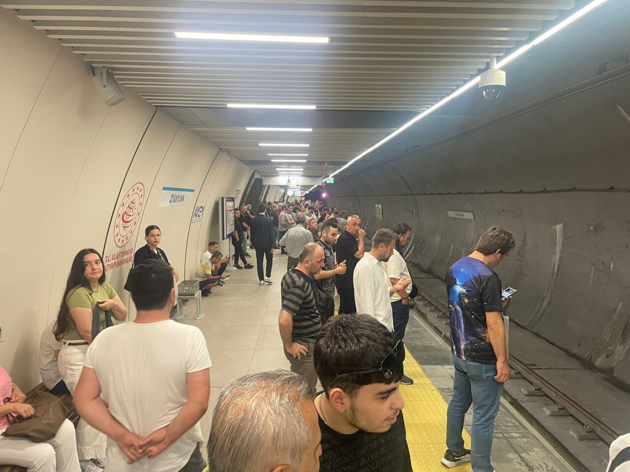 İstanbul'da M3 Bakırköy-Kayaşehir Metro Hattı'nda teknik arıza nedeniyle yoğunluk yaşanıyor.