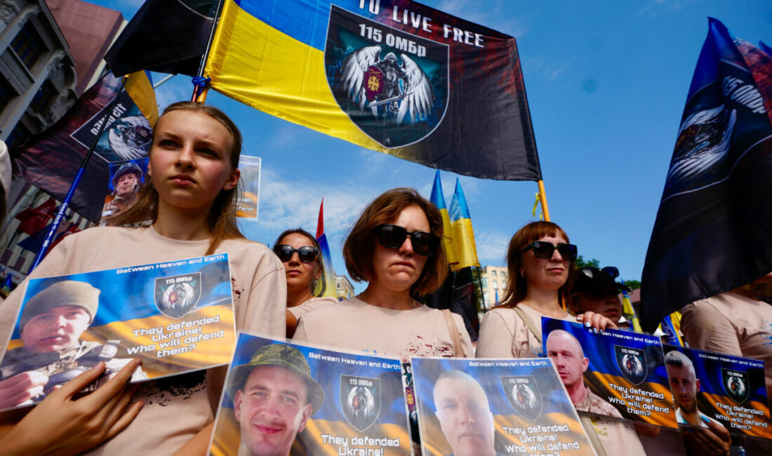İstanbul Beyoğlu'nda Ukraynalı bir grup, Rusya ile savaşta esir düşen