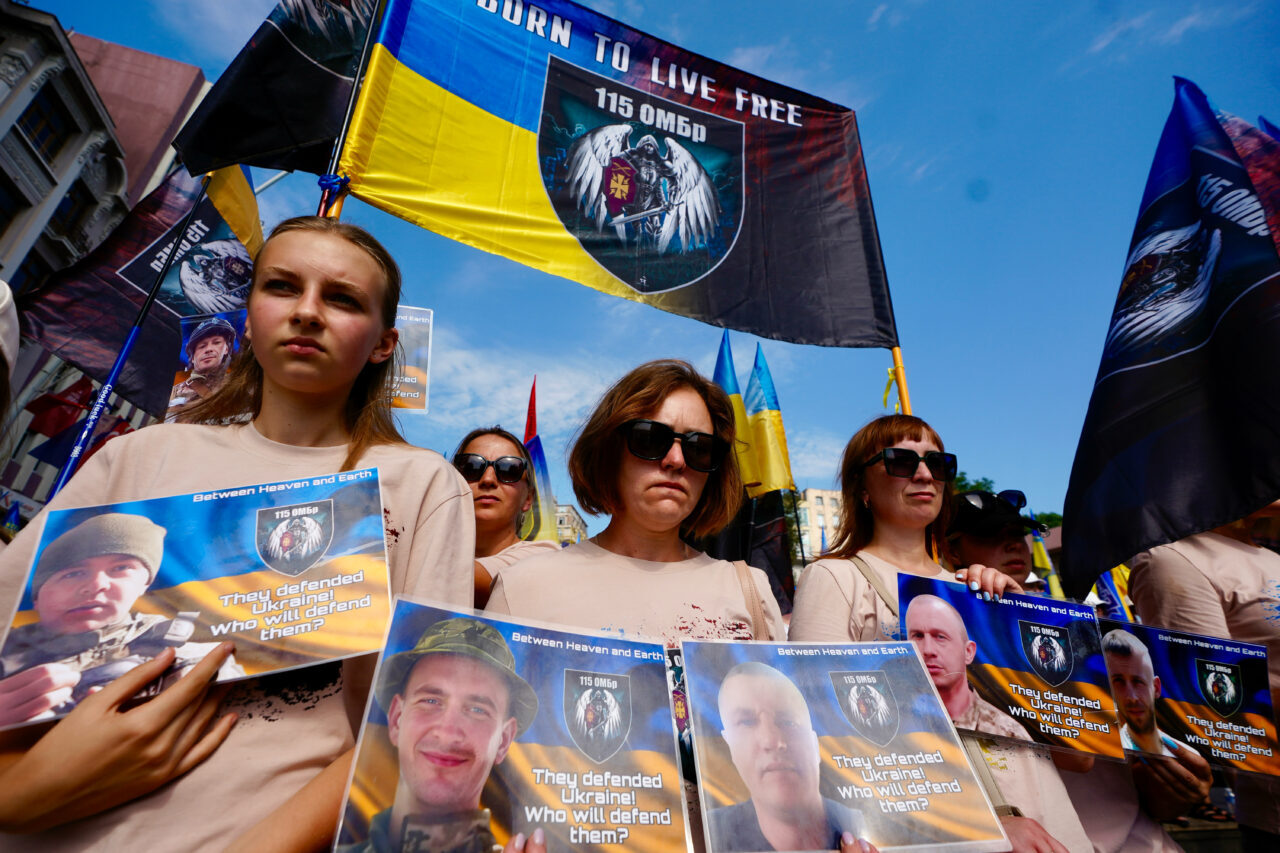 İstanbul Beyoğlu'nda Ukraynalı bir grup, Rusya ile savaşta esir düşen