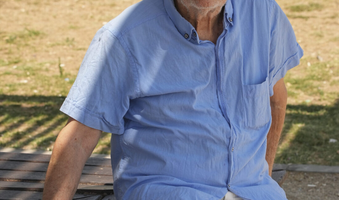 İzmir Körfezi'nde, kirliliğin etkisiyle ölen çok sayıda balık kıyıya vurdu.