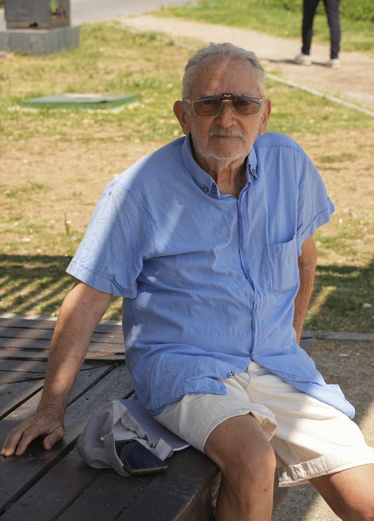 İzmir Körfezi'nde, kirliliğin etkisiyle ölen çok sayıda balık kıyıya vurdu.