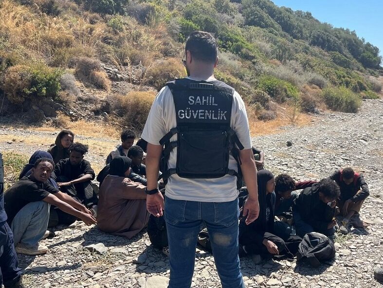  İzmir'in Seferihisar ve Karaburun ilçelerinde 47 düzensiz göçmen yakalandı.