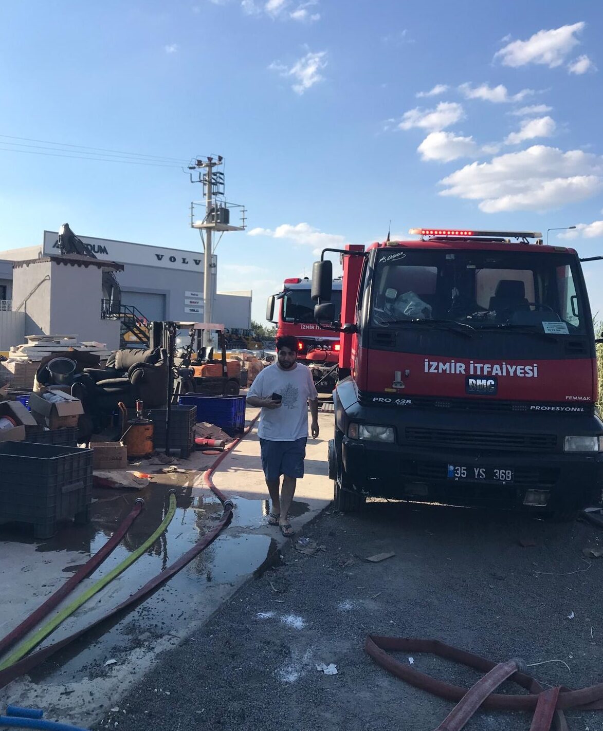  İzmir'in Menemen ilçesinde mobilya üretimi yapan bir fabrikada başlayıp otluk