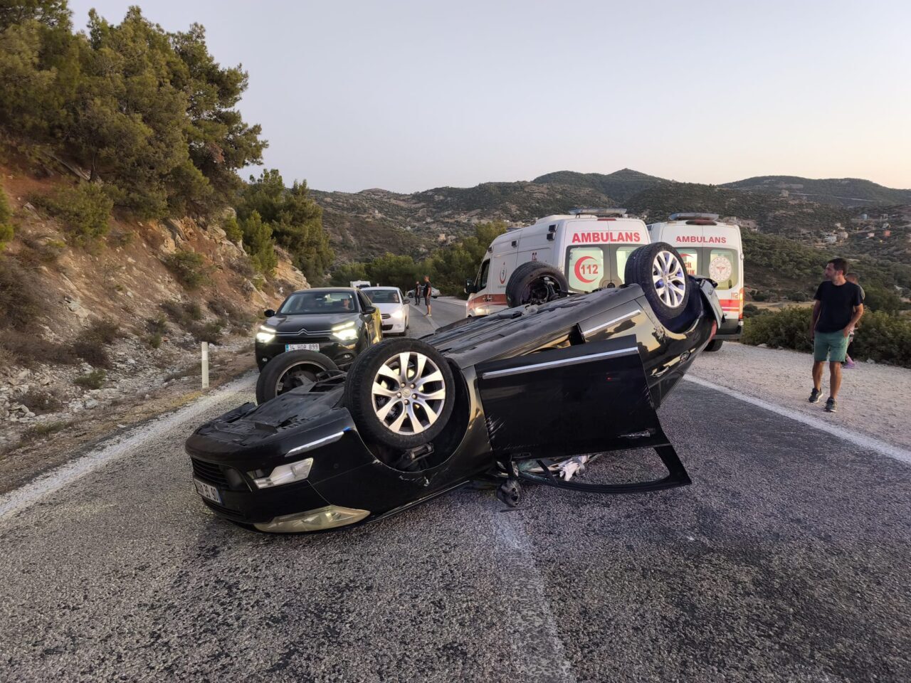 İzmir'in Foça ilçesinde otomobillerin çarpıştığı kazada biri çocuk, 4 kişi
