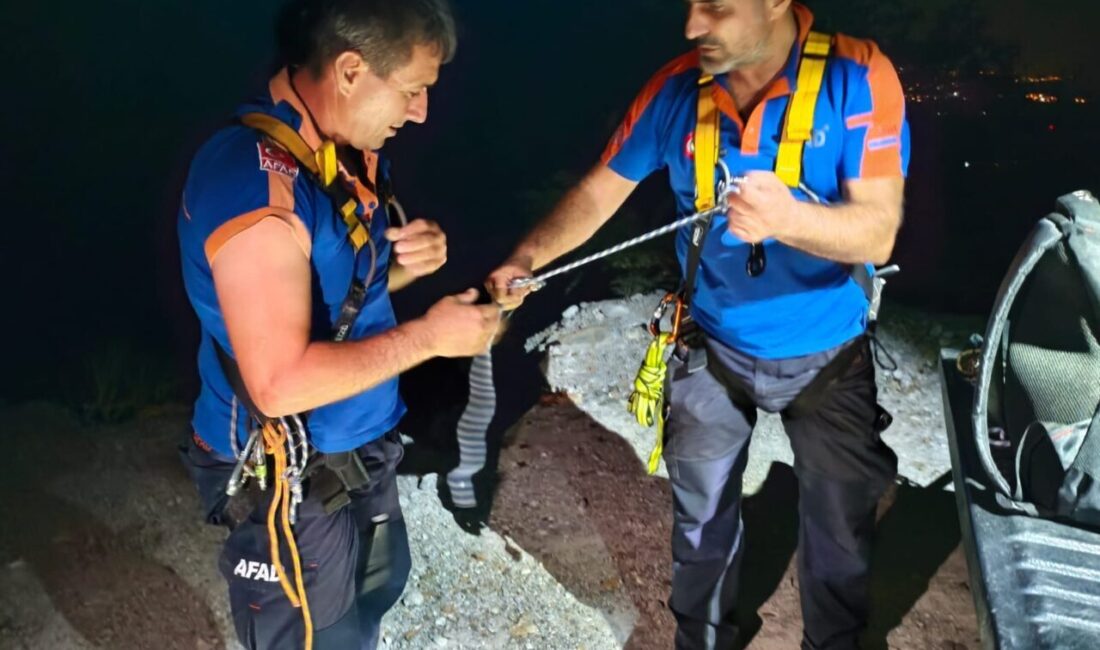 İzmir'in Kemalpaşa ilçesinde yürüyüş yaptıkları sırada kayalıklarda mahsur kalan 3