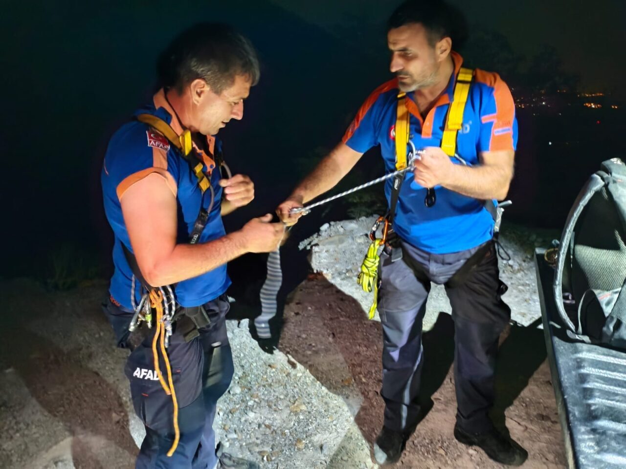 İzmir'in Kemalpaşa ilçesinde yürüyüş yaptıkları sırada kayalıklarda mahsur kalan 3