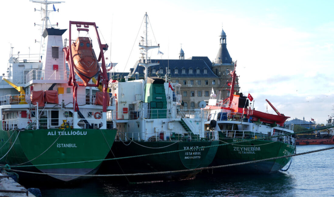 İstanbul Kadıköy'de kıyıda demirli gemide çıkan yangın itfaiye ekiplerince söndürüldü.