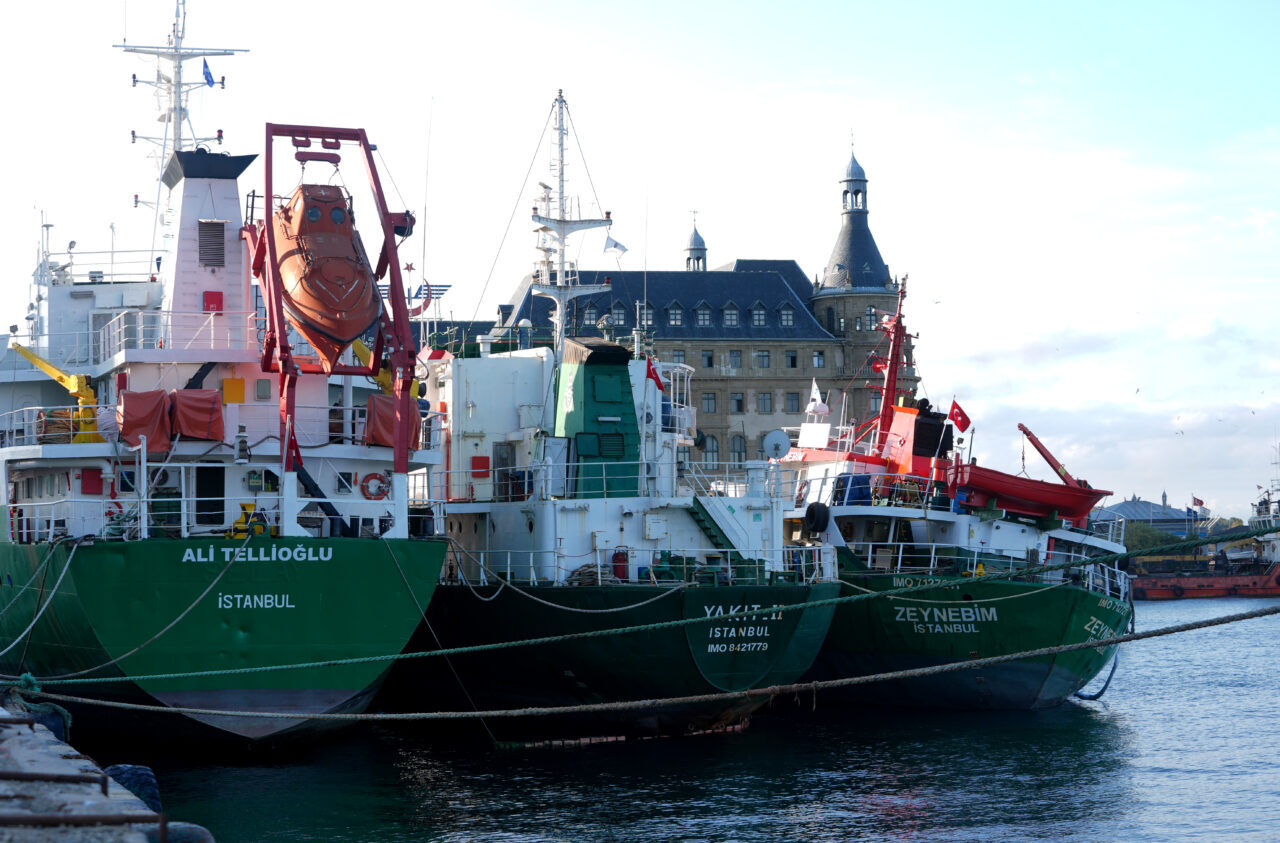 İstanbul Kadıköy'de kıyıda demirli gemide çıkan yangın itfaiye ekiplerince söndürüldü.