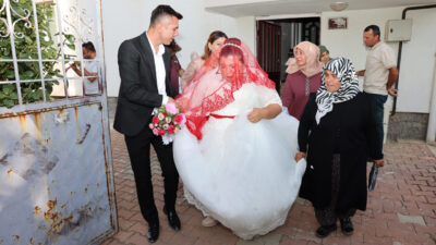  Kahramanmaraş'ın Göksun ilçesinde, engelli Hatice Alkan'ın düğün ve gelinlik giyme