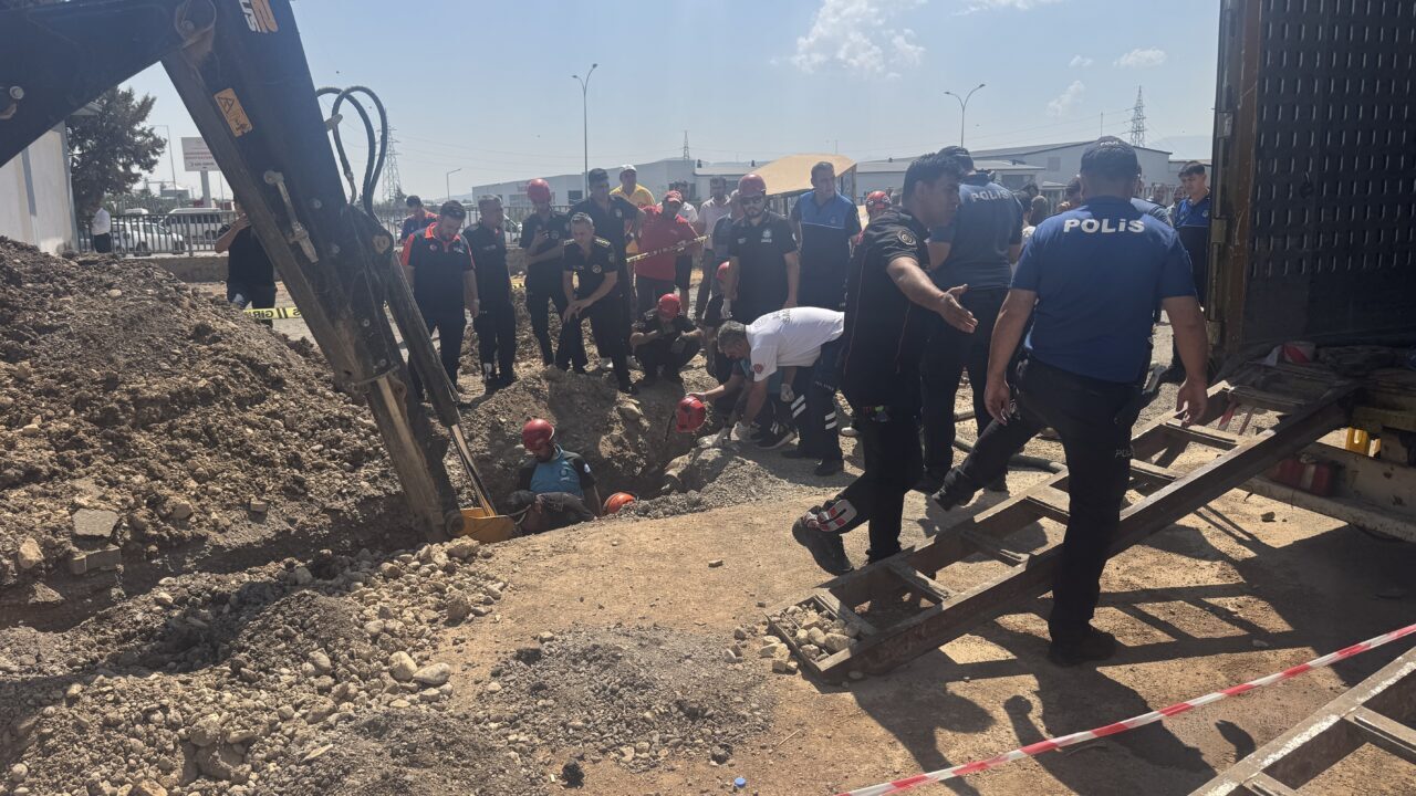 Kahramanmaraş'ın Onikişubat ilçesinde altyapı çalışmaları sırasında toprak kayması sonucu göçük