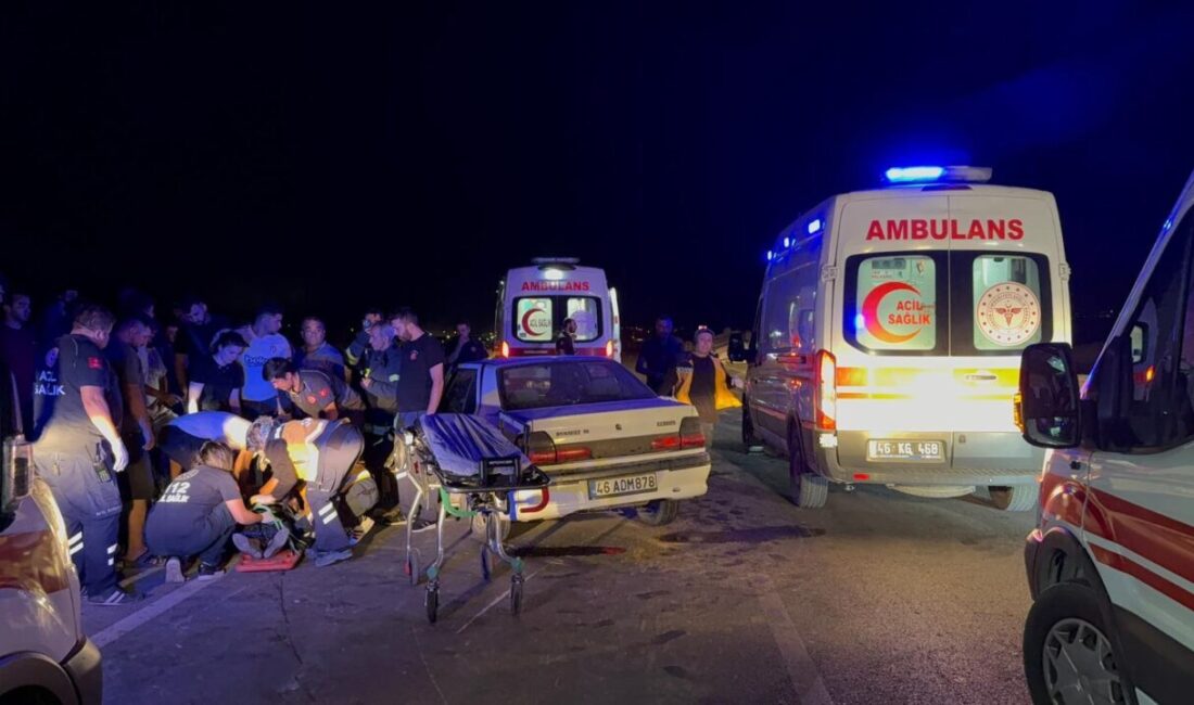 Kahramanmaraş'ın Afşin ilçesinde, iki otomobilin çarpışması sonucu 10 kişi yaralandı.