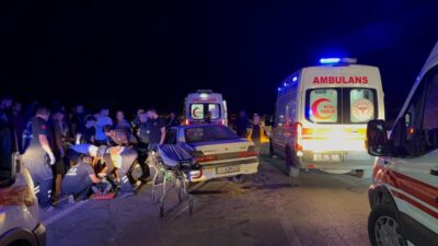Kahramanmaraş'ın Afşin ilçesinde, iki otomobilin çarpışması sonucu 10 kişi yaralandı.