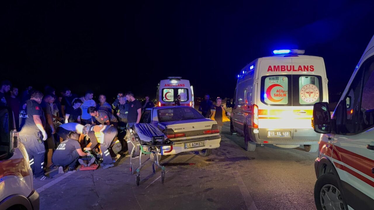 Kahramanmaraş'ın Afşin ilçesinde, iki otomobilin çarpışması sonucu 10 kişi yaralandı.