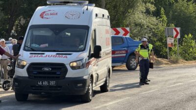 Kahramanmaraş'ın Göksun ilçesinde, otomobilin yolun karşısına geçmeye çalışan yayalara çarpması