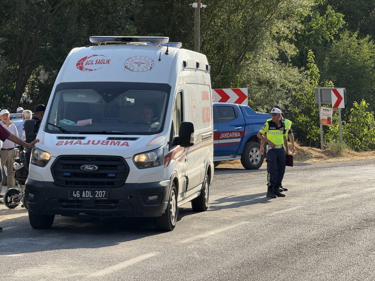 Kahramanmaraş'ın Göksun ilçesinde, otomobilin yolun karşısına geçmeye çalışan yayalara çarpması