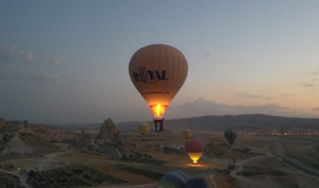 Kapadokya bölgesindeki sıcak hava balonları, 30 Ağustos Zafer Bayramı dolayısıyla