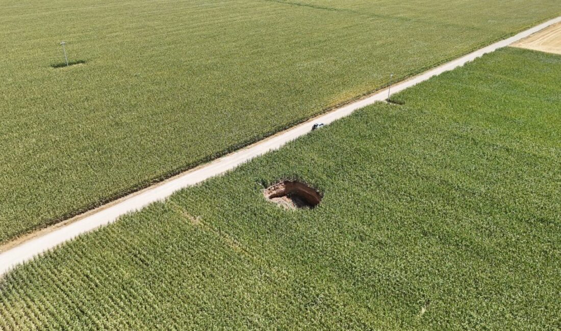 Karaman'ın merkeze bağlı Sudurağı beldesinde 15 metre çapında, derinliği 5