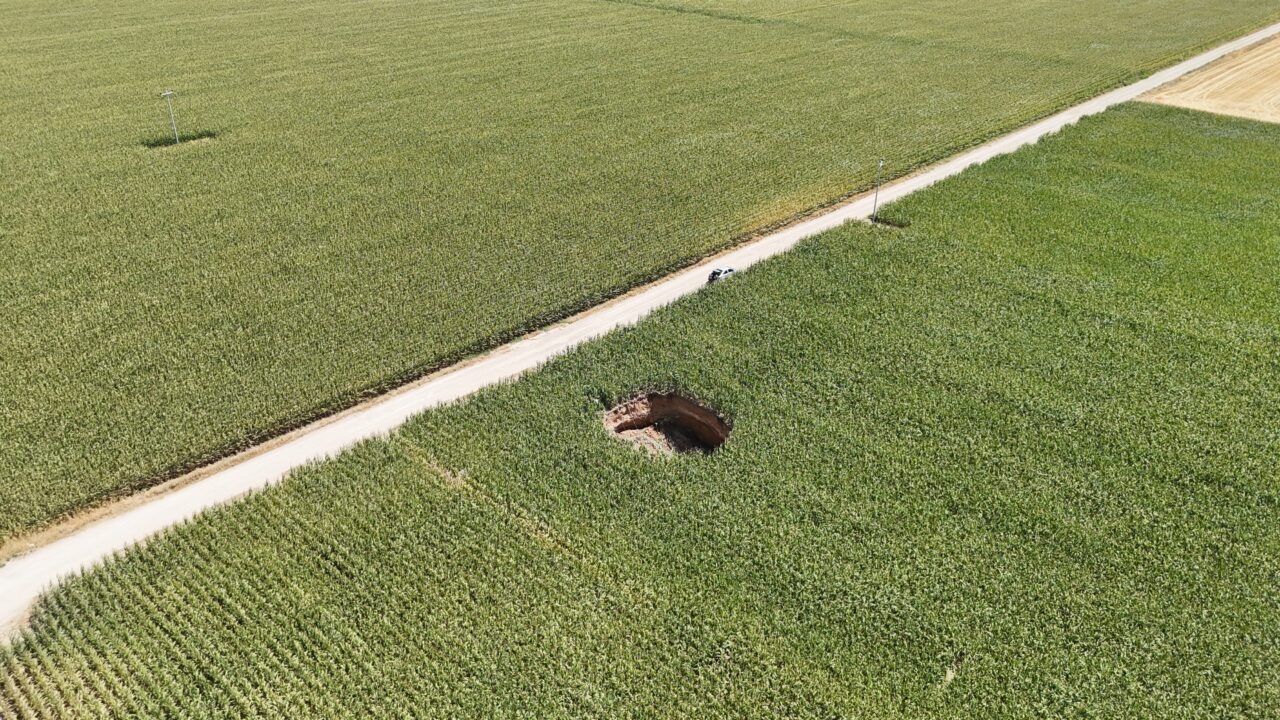Karaman'ın merkeze bağlı Sudurağı beldesinde 15 metre çapında, derinliği 5