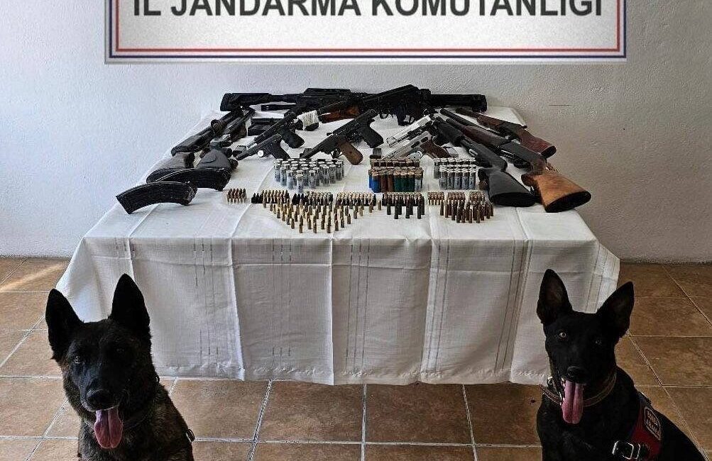 Kars'ta silah ve mühimmat ticareti yapanlara yönelik düzenlenen operasyonda yakalanan