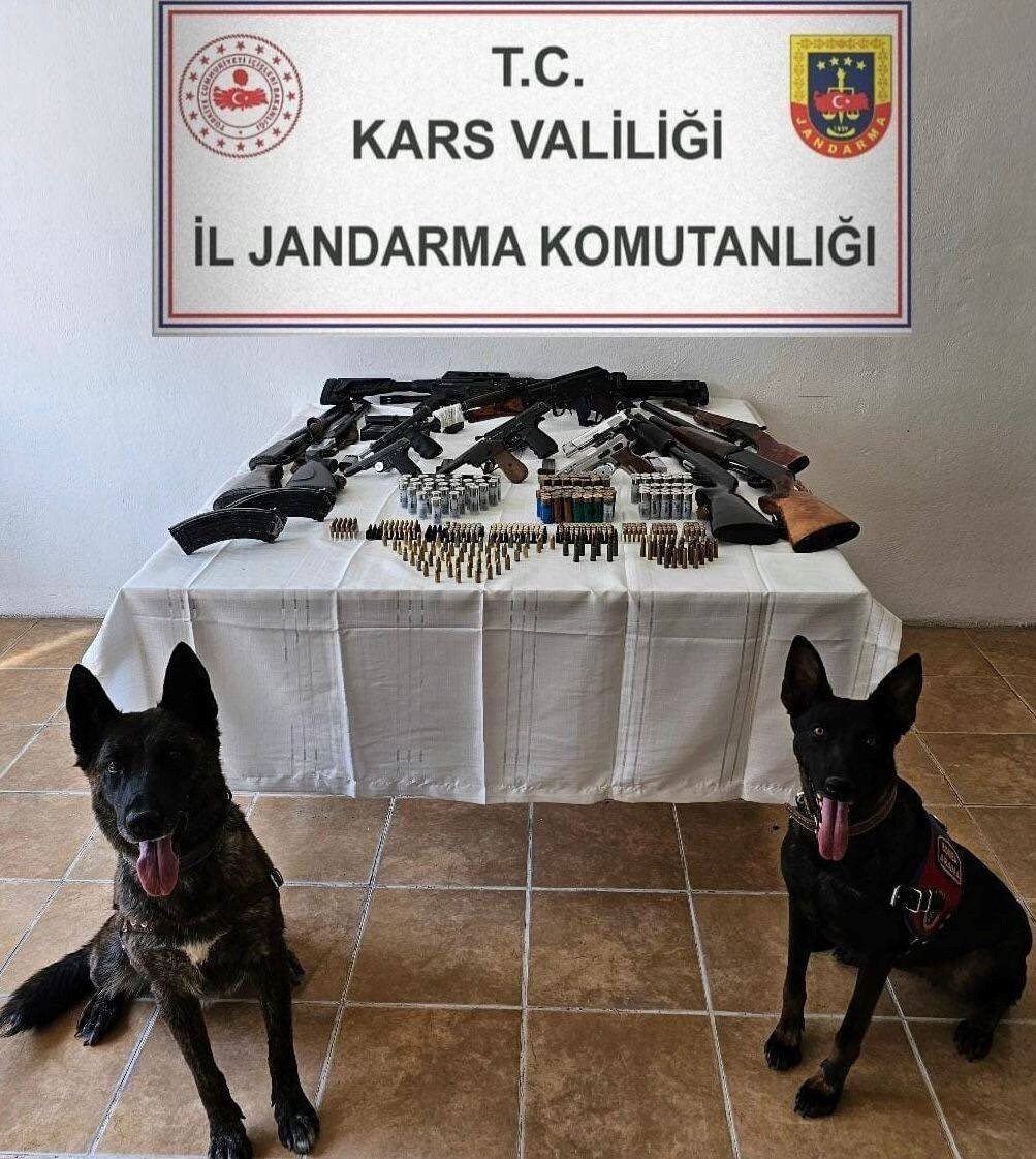 Kars'ta silah ve mühimmat ticareti yapanlara yönelik düzenlenen operasyonda yakalanan