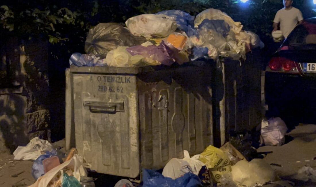 İstanbul'un Kartal Belediyesinde çalışan temizlik işçileri, "maaşlarının eksik yatırıldığını" ifade ederek