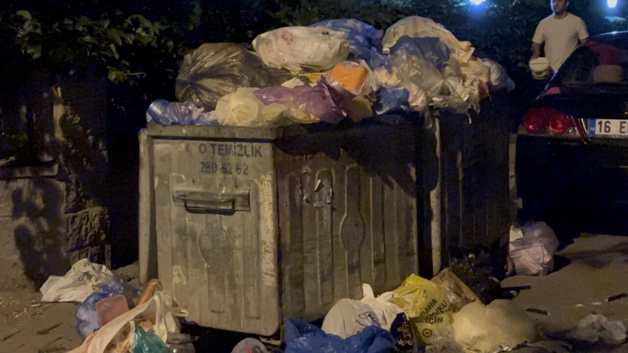 İstanbul'un Kartal Belediyesinde çalışan temizlik işçileri, "maaşlarının eksik yatırıldığını" ifade ederek