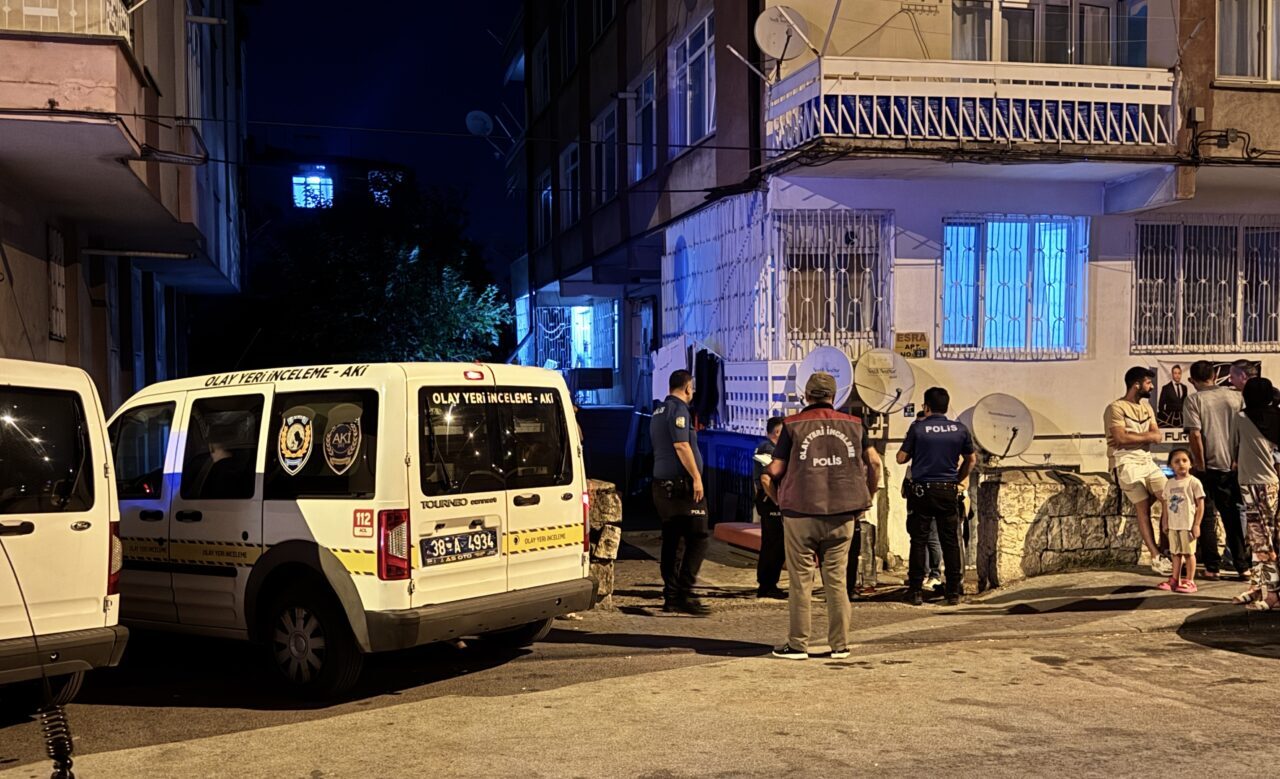  Kayseri'nin Kocasinan ilçesinde eski eşi tarafından bıçaklanan kadın ağır yaralandı.