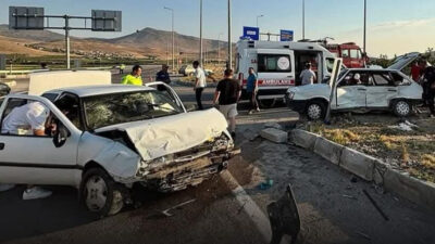  Kayseri'nin Develi ilçesinde 2 otomobilin çarpıştığı kazada 2 kişi hayatını