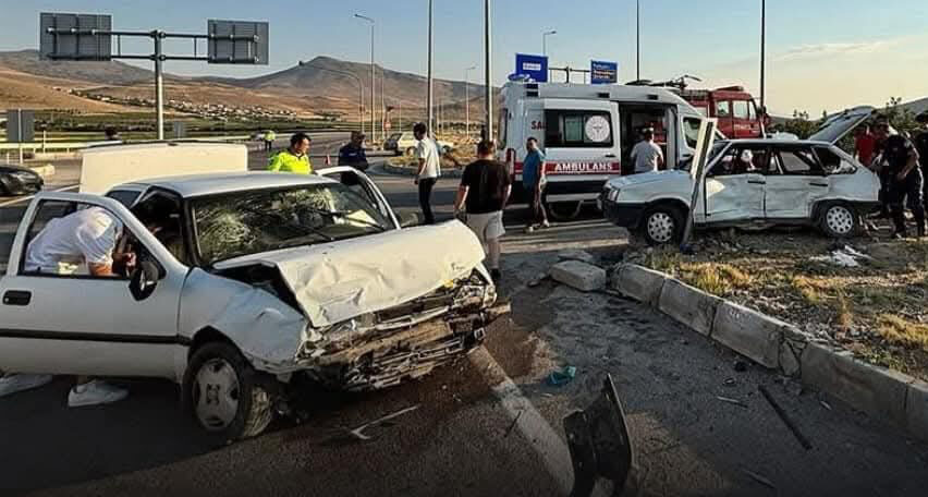  Kayseri'nin Develi ilçesinde 2 otomobilin çarpıştığı kazada 2 kişi hayatını