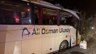 Kayseri'de yolcu otobüsünün orta refüjdeki ağaçlara çarpması sonucu 1 kişi